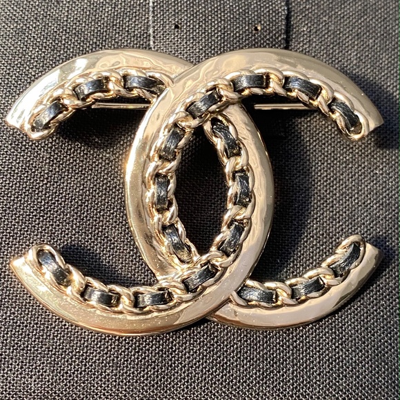 CHANEL 2022P GOLDEN TONE CC LOGO BLACK LEATHER CHAIN BROOCH PIN CHARM - Picture 2 of 15